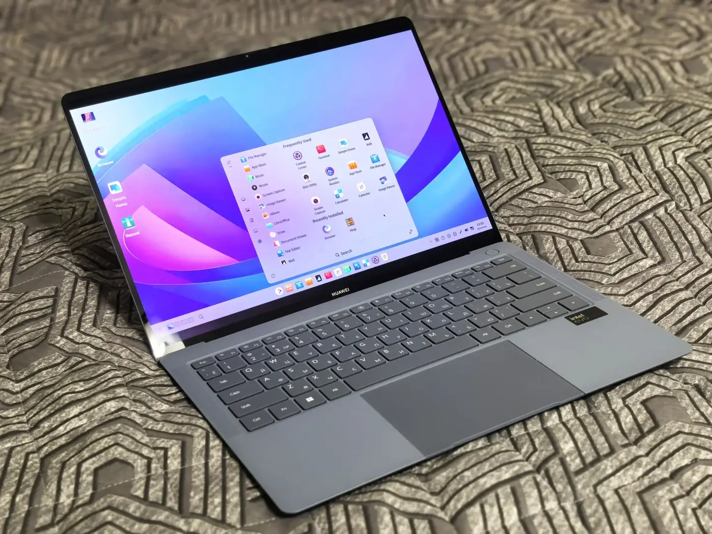 Notebook mit geöffneter Programmübersicht auf dem Bildschirm