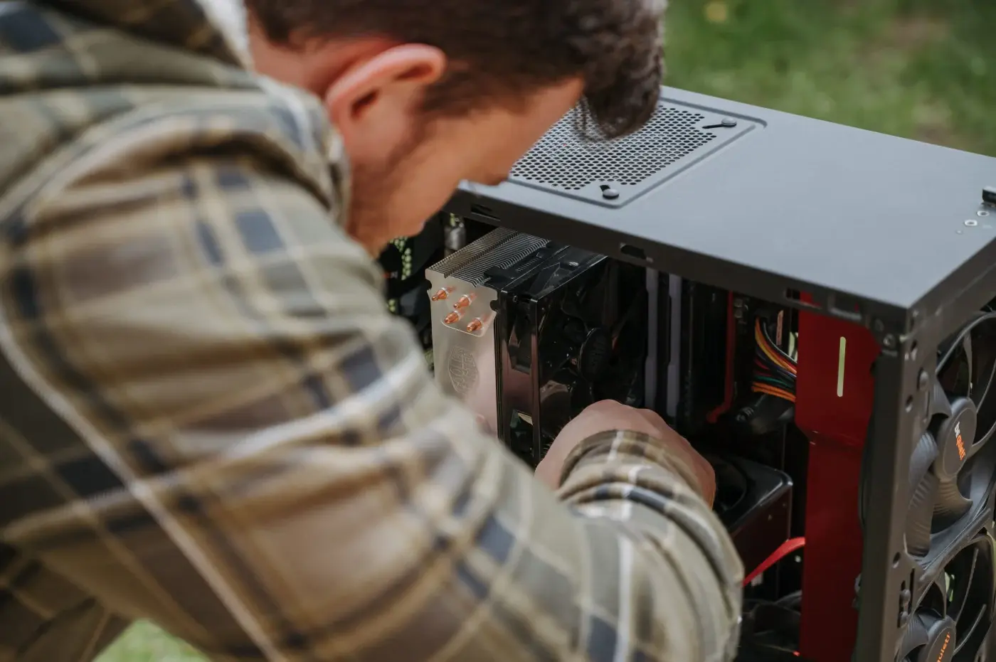 Geöffneter Desktop-PC, an dem gerade gearbeitet wird