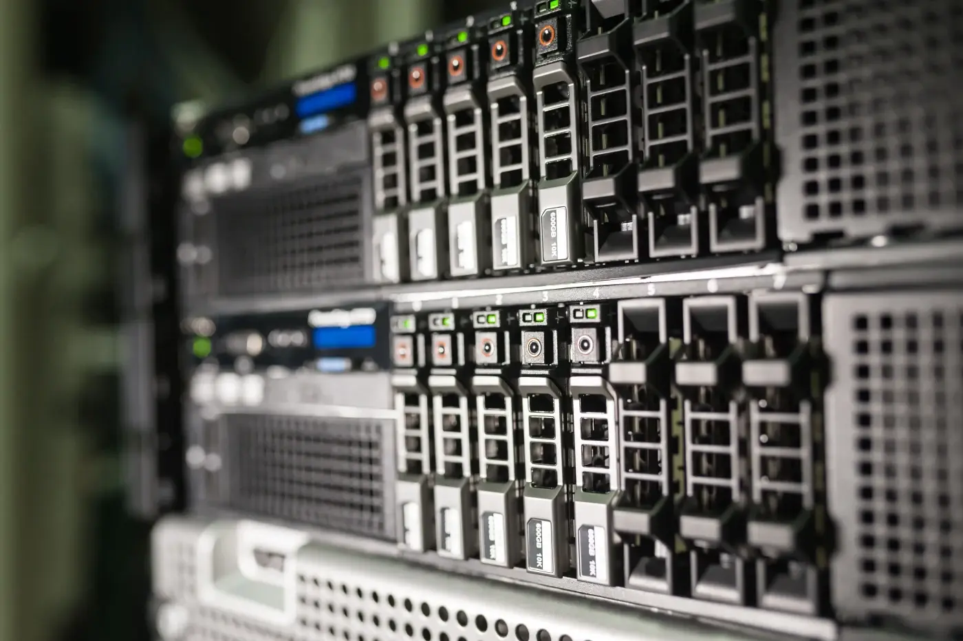 Mehrere Server übereinander im Rack