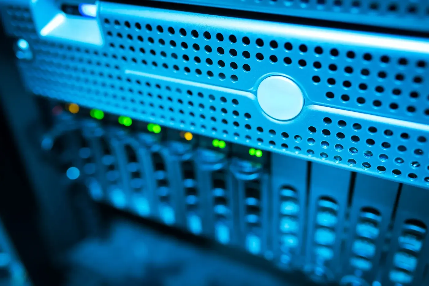 Frontblende eines Rack-Servers mit Statusleuchten